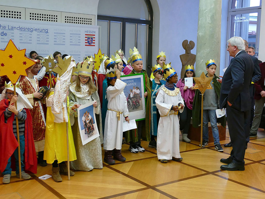 Naumburger Sternsinger zu Besuch beim Hessischen Ministerpräsidenten Volker Bouffier (Foto: Karl-Franz Thiede)